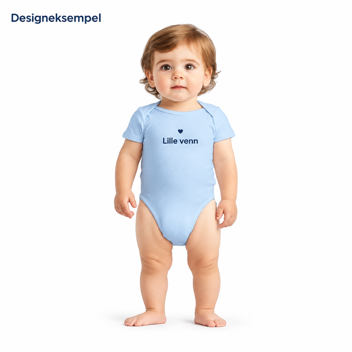 Designeksempel: Babybody med hjertemotiv og teksten Lille venn
