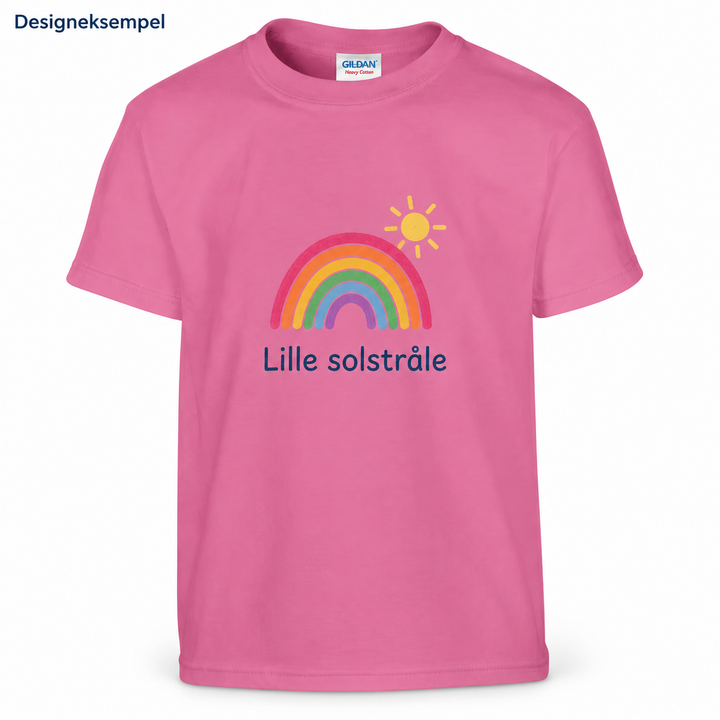 Designeksempel: T-skjorte til barn med regnbue og teksten Lille solstråle