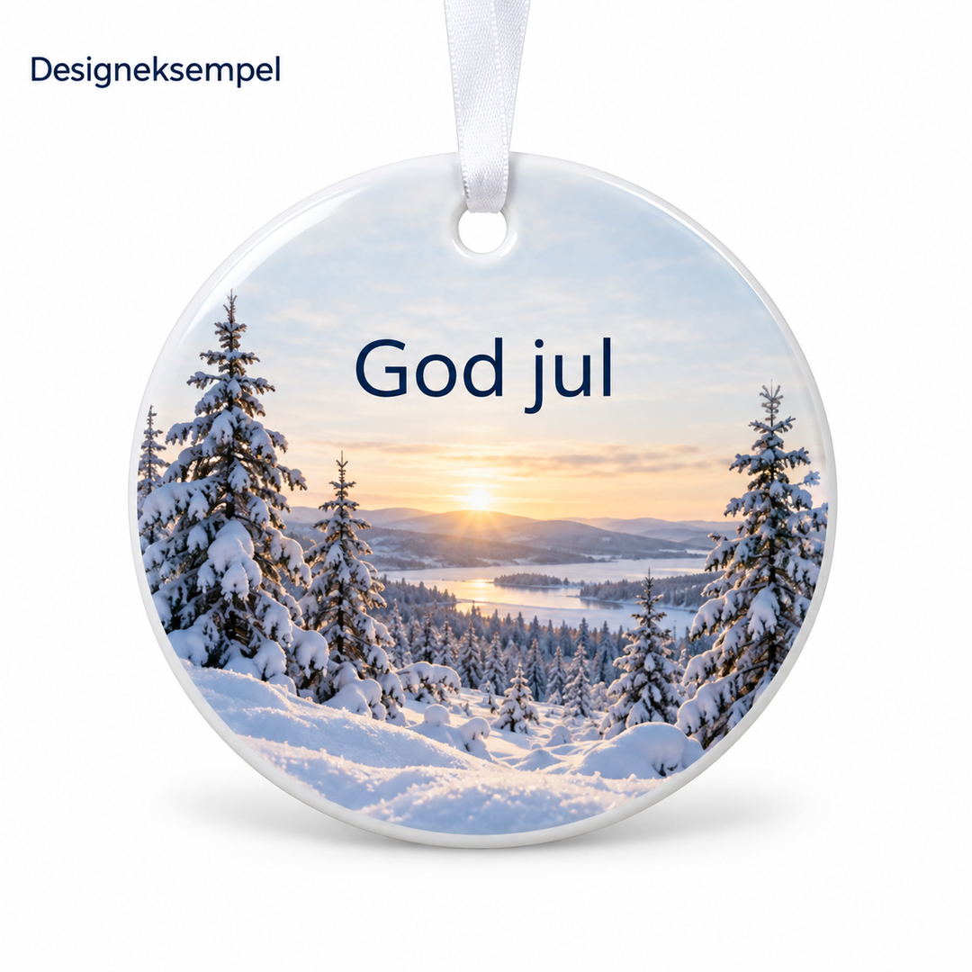 Designeksempel: Rund keramikkpynt med vintermotiv og teksten God jul