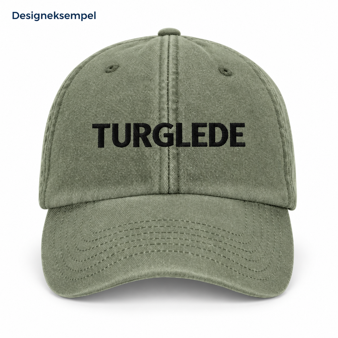 Designeksempel: Brodert vintage-caps med teksten TURGLEDE