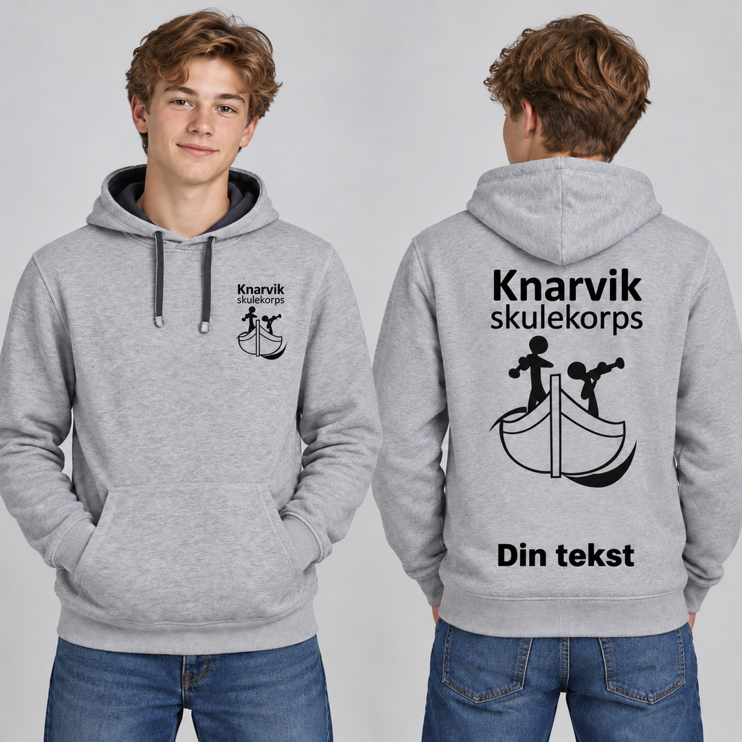 Hettegenser Classic Herre med personlig tekst – Knarvik Skulekorps på ungdomsmodell – KI-generert illustrasjonsbilde – sort korpslogo