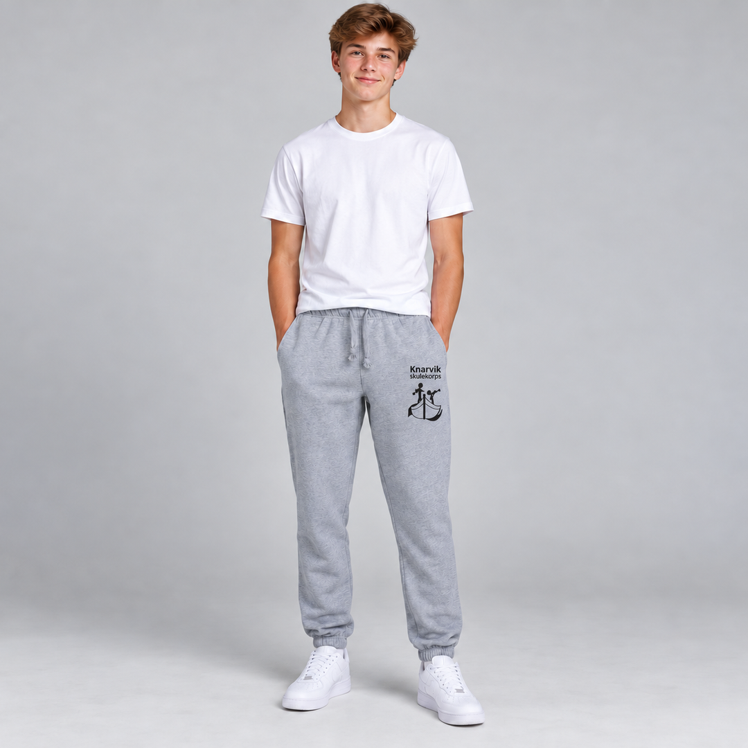 Clique Basic Pants gråmelert med Knarvik-logo øverst på venstre ben på ungdomsmodell – KI-generert illustrasjonsbilde – sort korpslogo