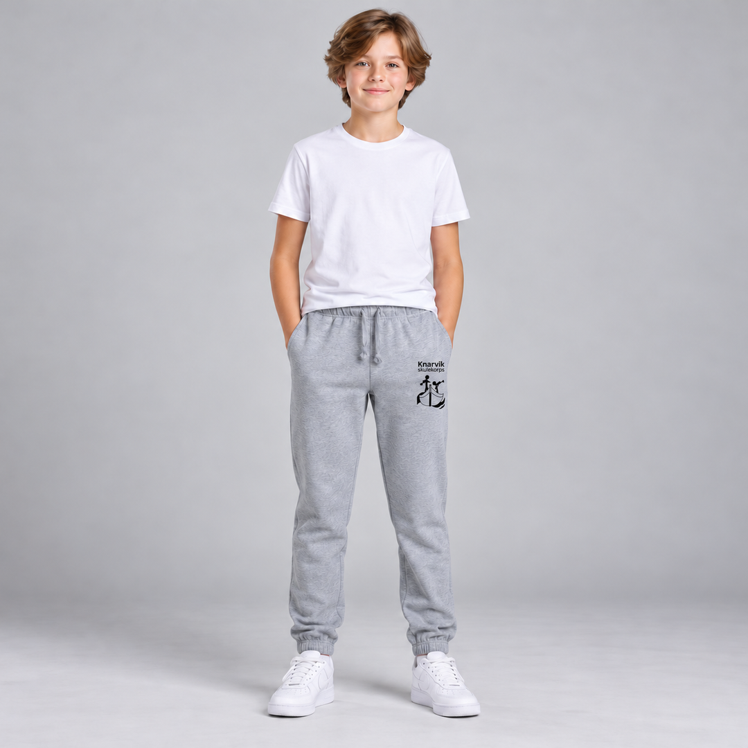 Clique pants-junior med Knarvik skulekorps-logo på barnemodell – KI-generert illustrasjonsbilde – sort korpslogo