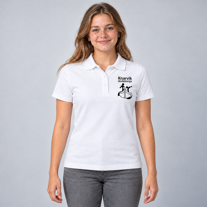 Piqué Classic Marion Dame – Knarvik Skulekorps – hvit – illustrasjonsbilde med 8 cm bred logo – sort korpslogo