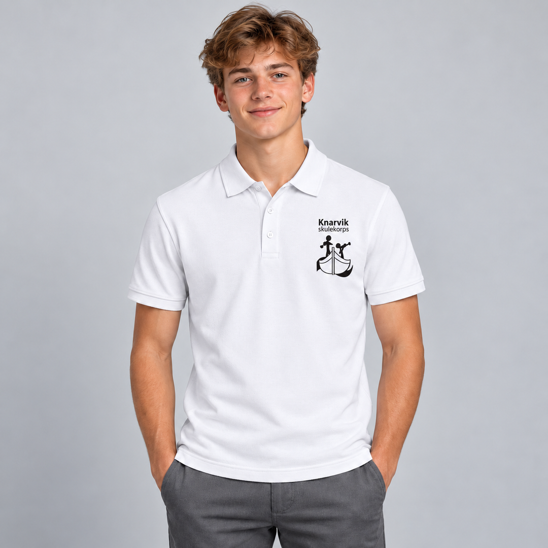 Piqué Classic Lincoln Herre – Knarvik Skulekorps – hvit – illustrasjonsbilde med 8 cm bred logo – sort korpslogo