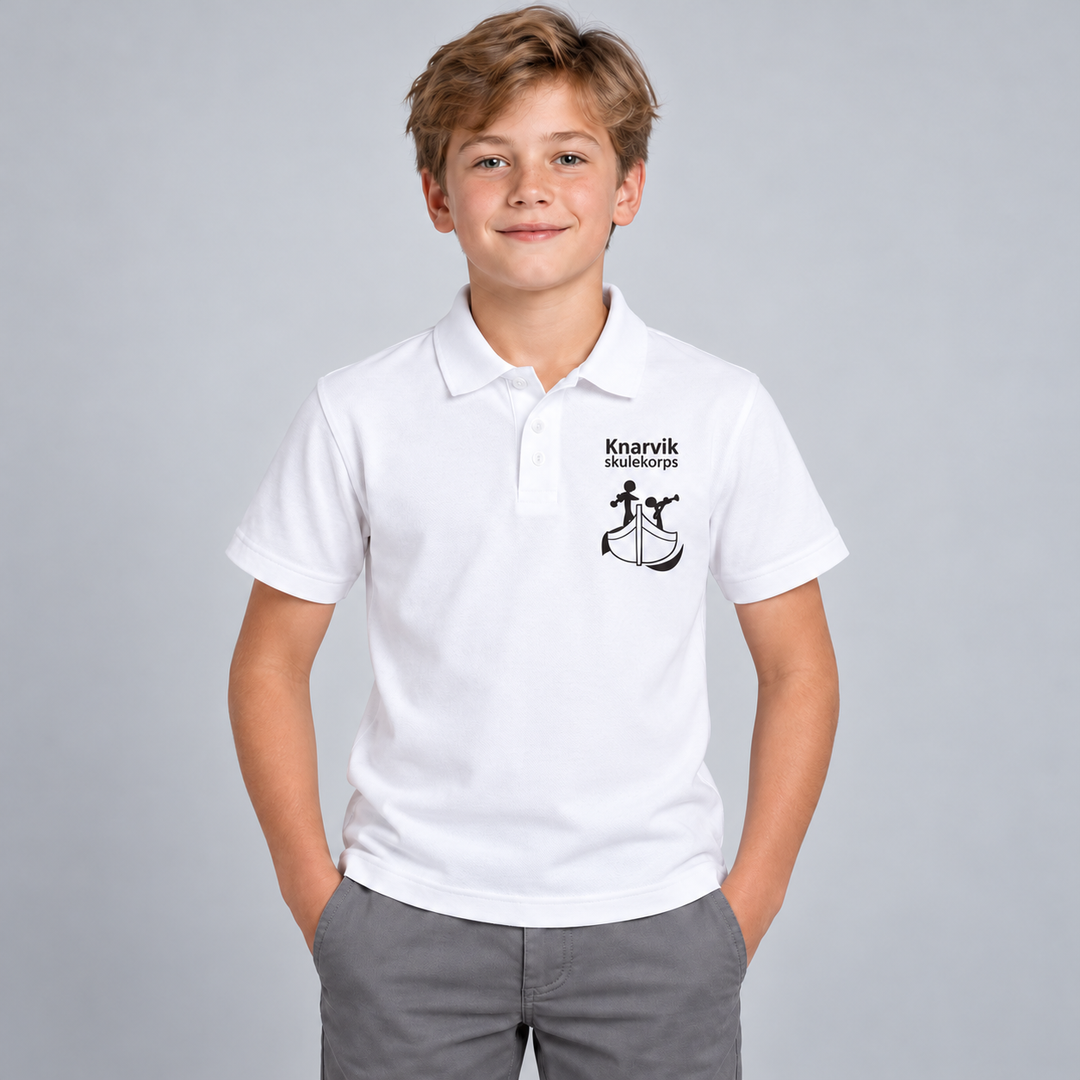 Piqué Basic Junior – Knarvik Skulekorps – hvit – illustrasjonsbilde med 8 cm bred logo – sort korpslogo