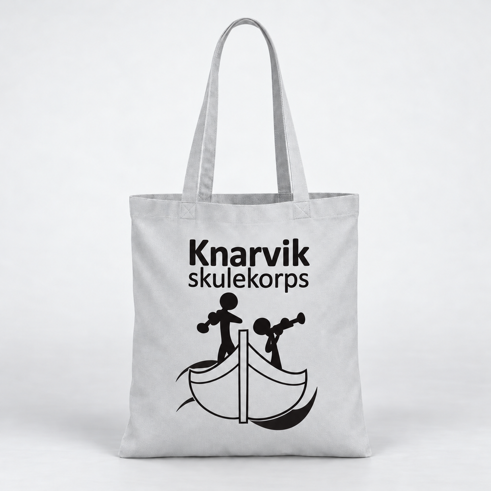 Bærenett med stor logo – Knarvik Skulekorps – lys grå – illustrasjonsbilde med 22 cm bred logo – sort korpslogo