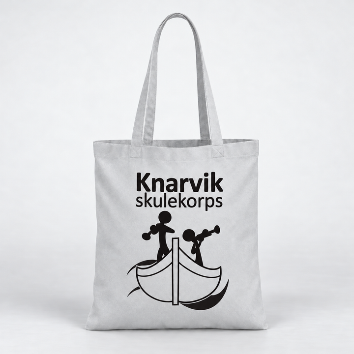 Bærenett med stor logo – Knarvik Skulekorps – lys grå – illustrasjonsbilde med 22 cm bred logo – sort korpslogo