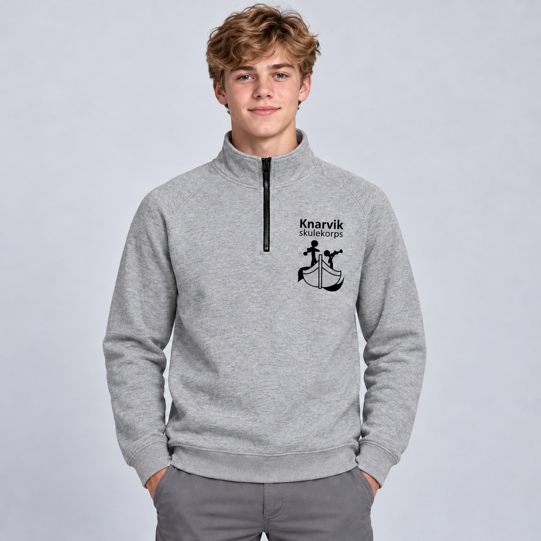 Classic Half Zip Unisex gråmelert – Knarvik Skulekorps – ungdomsmodell – illustrasjonsbilde med 8 cm bred brystlogo – sort korpslogo
