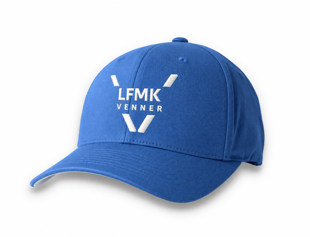 Slate Blue Flexfit-caps med tydelig hvit brodert LFMK-logo