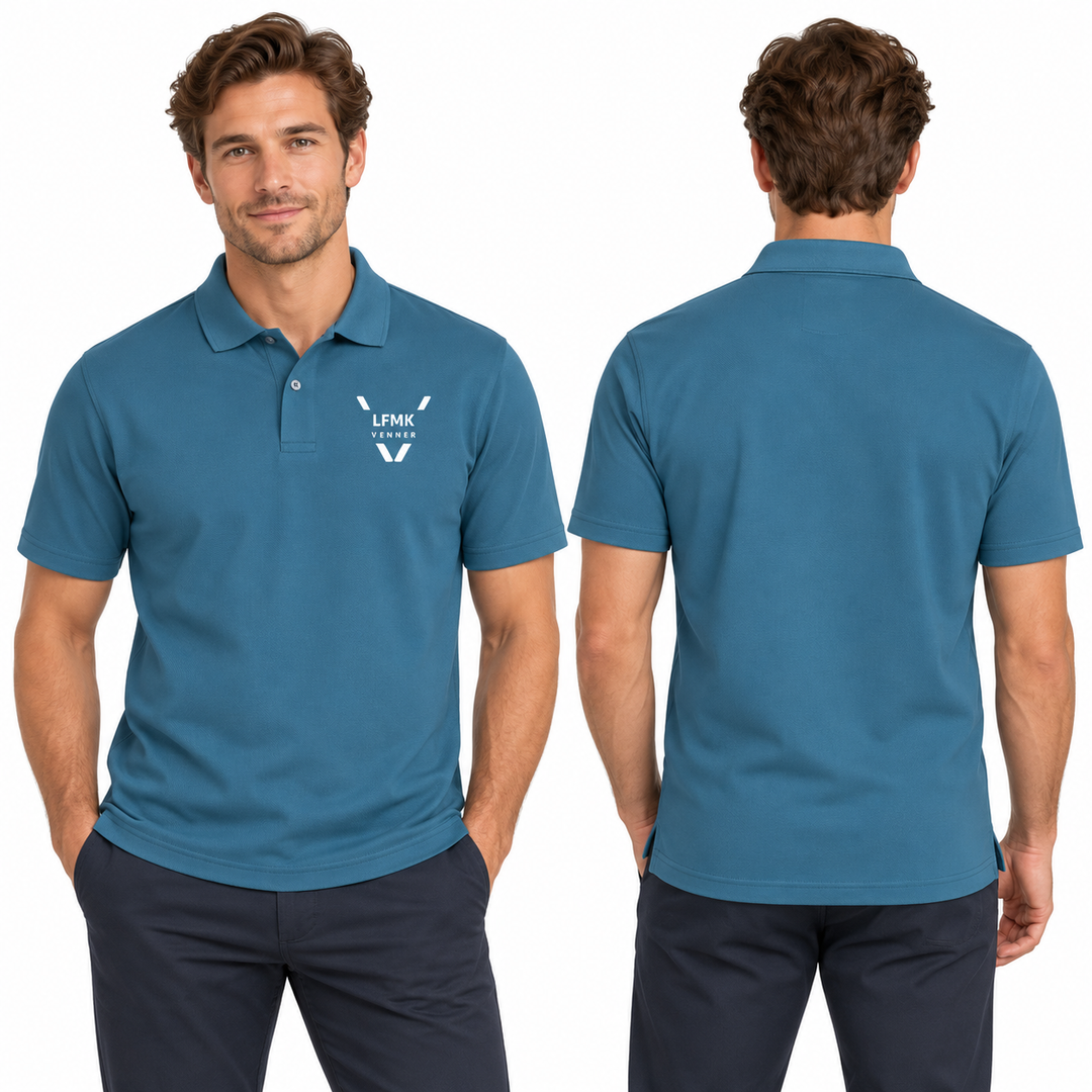 Airforce Blue piqué med hvit LFMK-logo, modell foran og bak