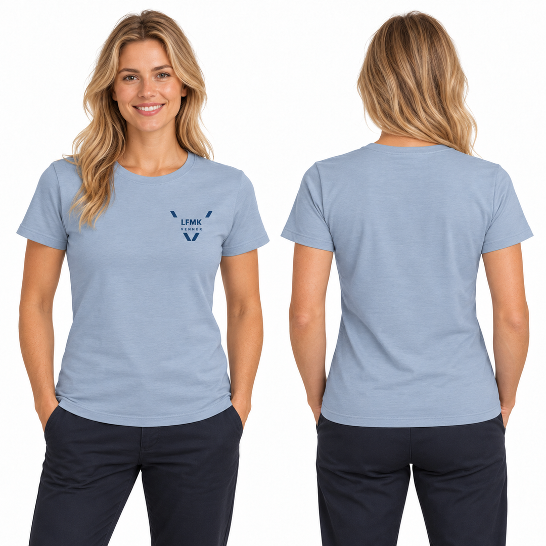 LFMK T-skjorte Dame Soft Blue med liten logo – KI-generert modellillustrasjon forfra og bakfra