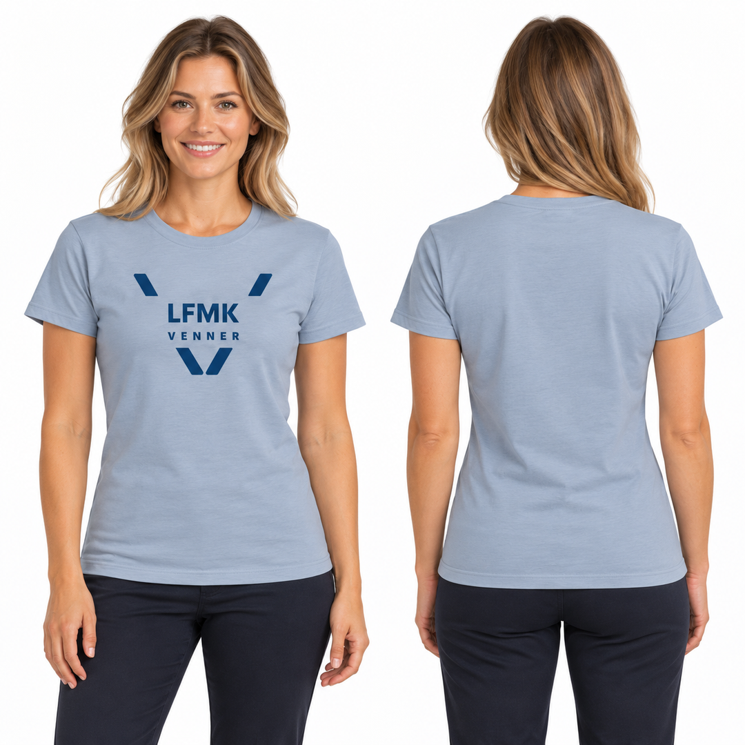 LFMK T-skjorte Dame Soft Blue med stor logo – KI-generert modellillustrasjon forfra og bakfra