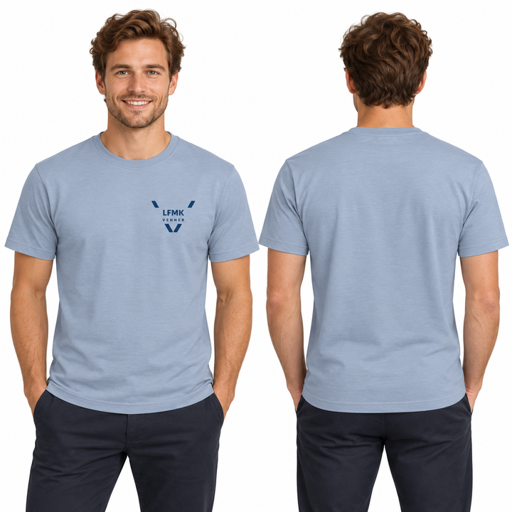 LFMK T-skjorte Herre Soft Blue med liten brystlogo – KI-generert modellillustrasjon, forfra og bakfra