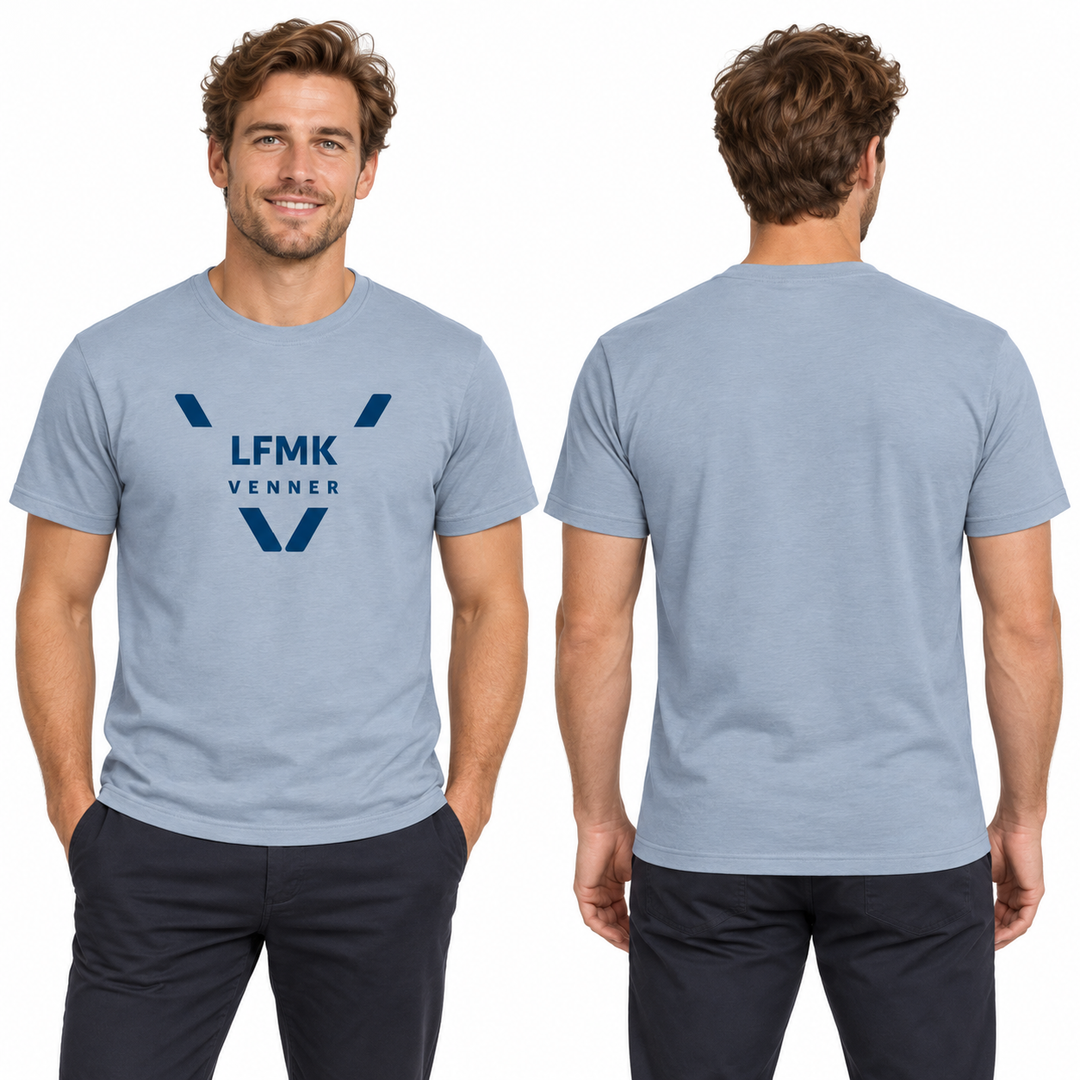 LFMK T-skjorte Herre Soft Blue med stor frontlogo – KI-generert modellillustrasjon, forfra og bakfra
