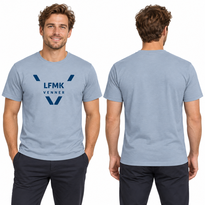 LFMK T-skjorte Herre Soft Blue med stor frontlogo – KI-generert modellillustrasjon, forfra og bakfra