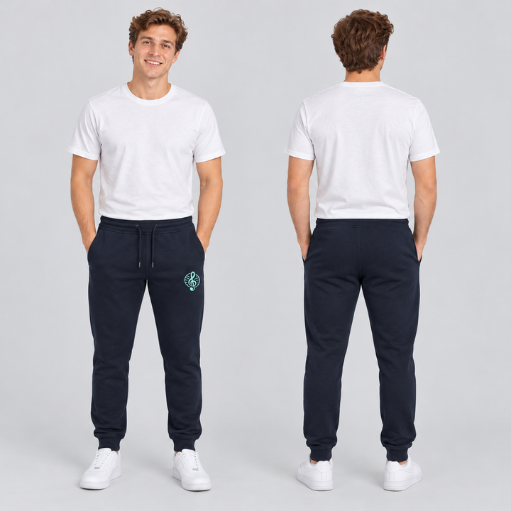 Miami Pants Unisex – Manger Folkehøgskule, Marineblå, foran og bak på voksen modell. KI-illustrasjon basert på leverandørfoto. Motiv foran på låret.