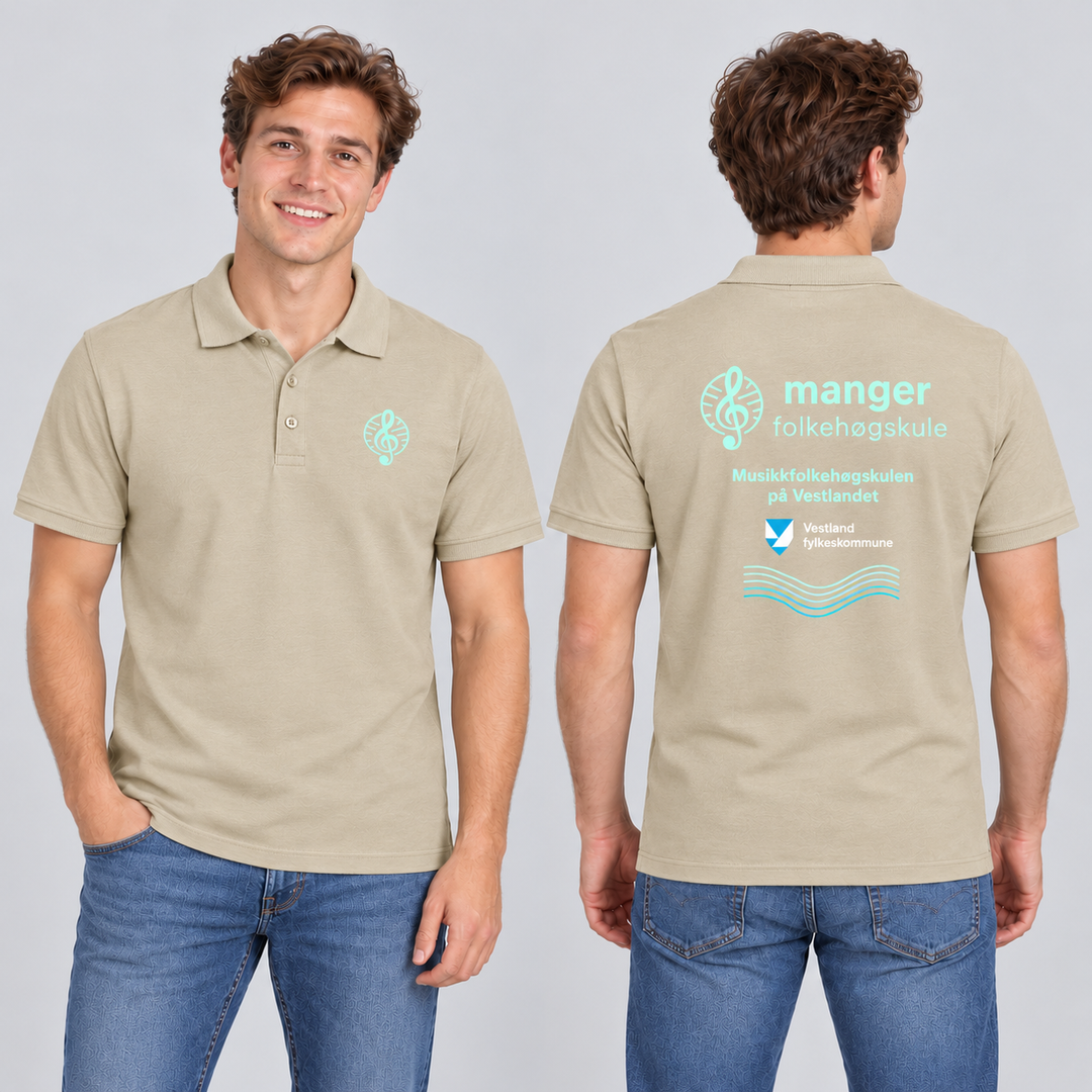 Classic Lincoln S/S Herre – Manger Folkehøgskule, Lys khaki, foran og bak på voksen modell. KI-illustrasjon basert på leverandørfoto. Bryst- og ryggmotiv uten signaturer.