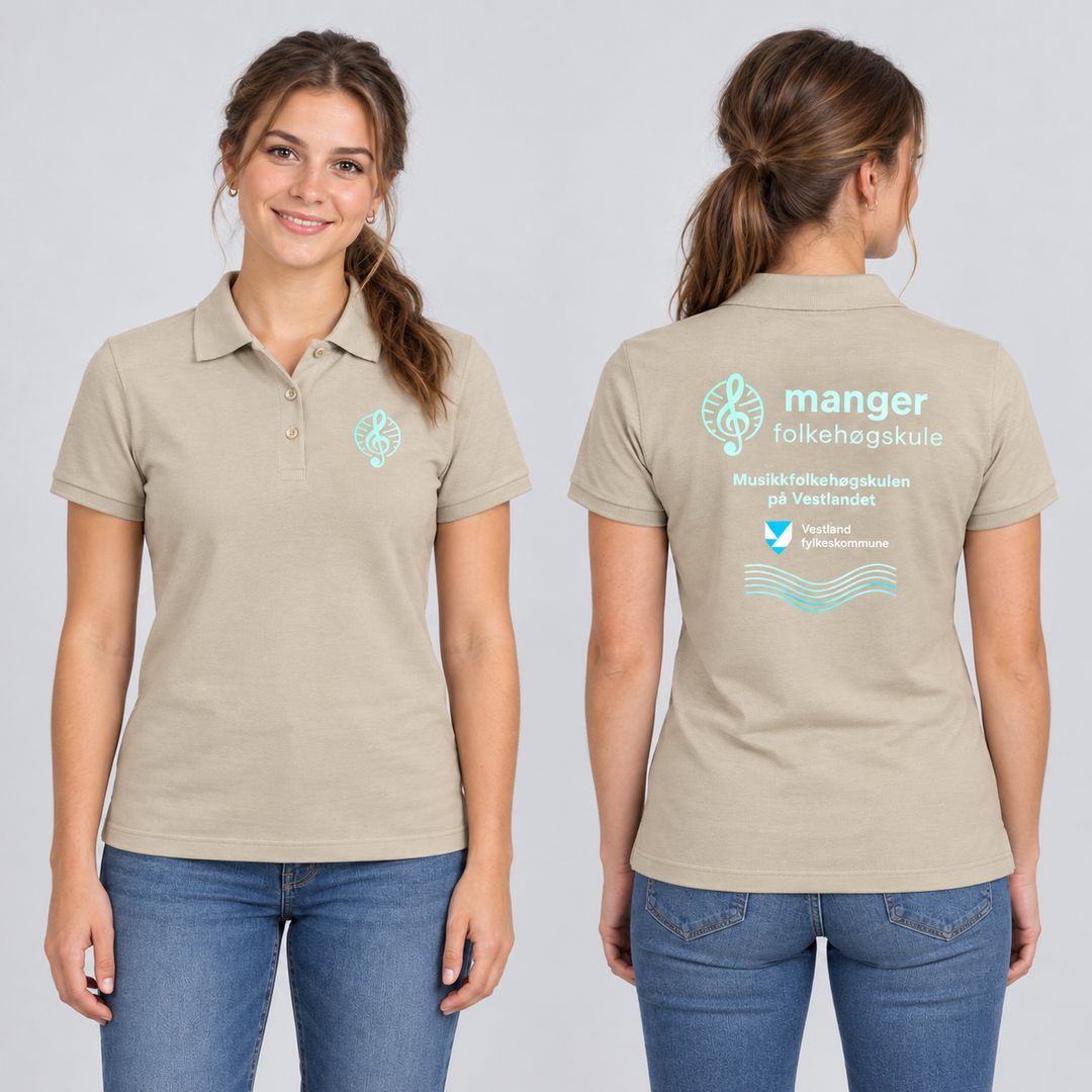 Classic Marion S/S Dame – Manger Folkehøgskule, Lys khaki, foran og bak på voksen modell. KI-illustrasjon basert på leverandørfoto. Bryst- og ryggmotiv uten signaturer.
