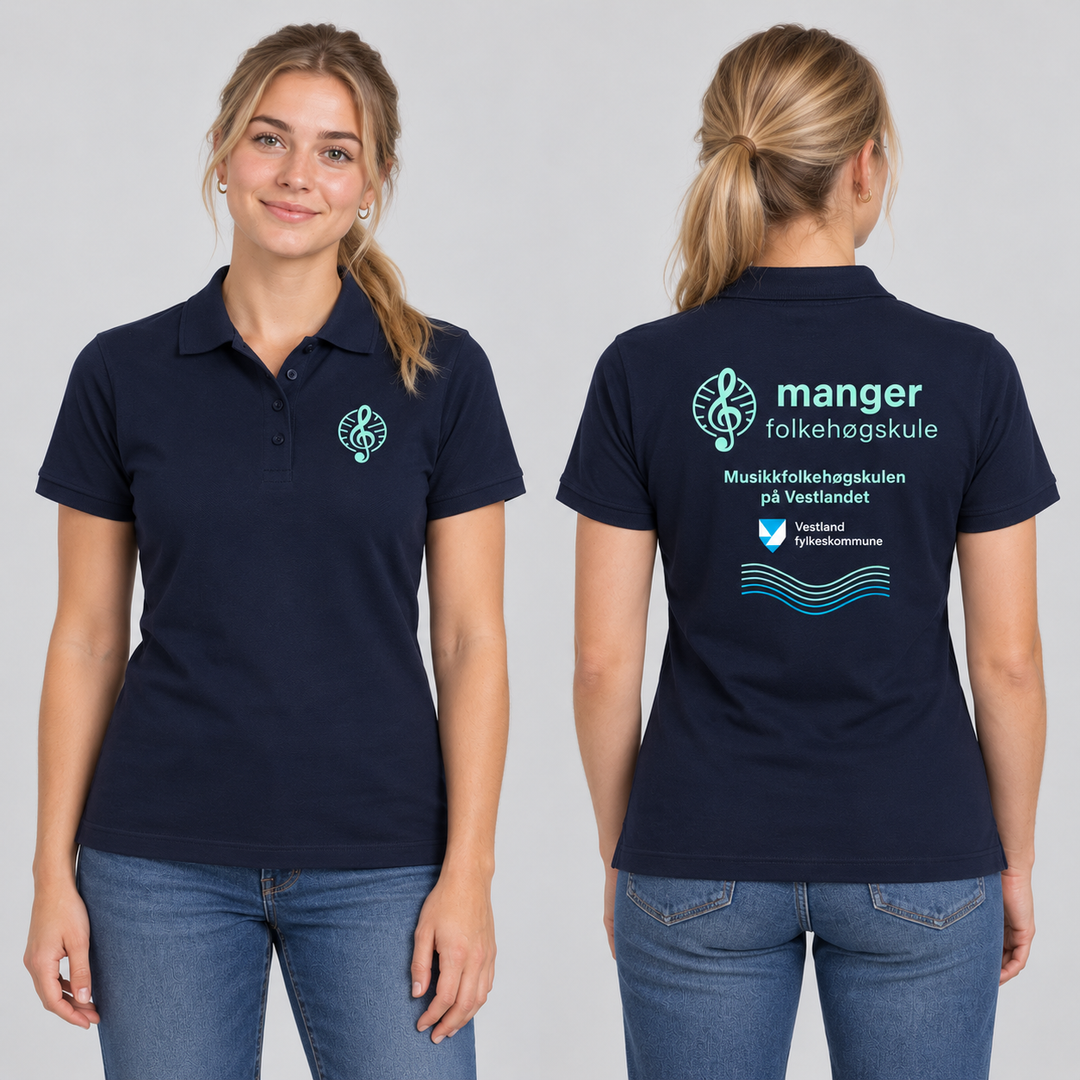 Classic Marion S/S Dame – Manger Folkehøgskule, Marineblå, foran og bak på voksen modell. KI-illustrasjon basert på leverandørfoto. Bryst- og ryggmotiv uten signaturer.