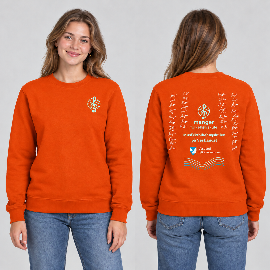 Miami Roundneck unisex – Oransje – Manger Folkehøgskule, foran og bak på modell. KI-illustrasjon basert på produktfoto; eksempelsignaturer.