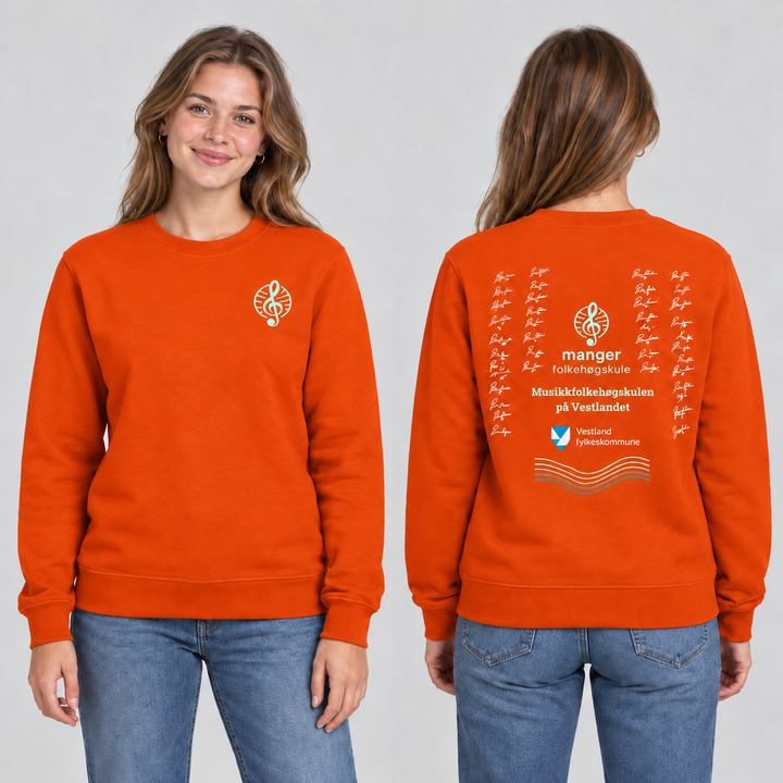Miami Roundneck unisex – Oransje – Manger Folkehøgskule, foran og bak på modell. KI-illustrasjon basert på produktfoto; eksempelsignaturer.