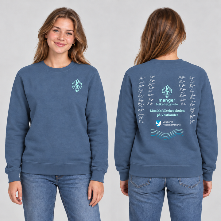 Miami Roundneck unisex – Stålblå – Manger Folkehøgskule, foran og bak på modell. KI-illustrasjon basert på produktfoto; eksempelsignaturer.