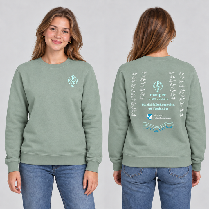 Miami Roundneck unisex – Salviegrønn – Manger Folkehøgskule, foran og bak på modell. KI-illustrasjon basert på produktfoto; eksempelsignaturer.