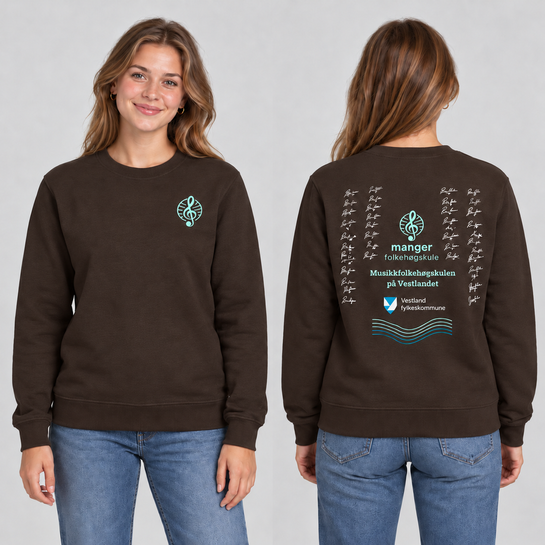 Miami Roundneck unisex – Mørk mokka – Manger Folkehøgskule, foran og bak på modell. KI-illustrasjon basert på produktfoto; eksempelsignaturer.