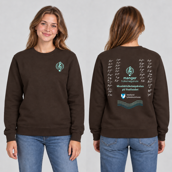 Miami Roundneck unisex – Mørk mokka – Manger Folkehøgskule, foran og bak på modell. KI-illustrasjon basert på produktfoto; eksempelsignaturer.