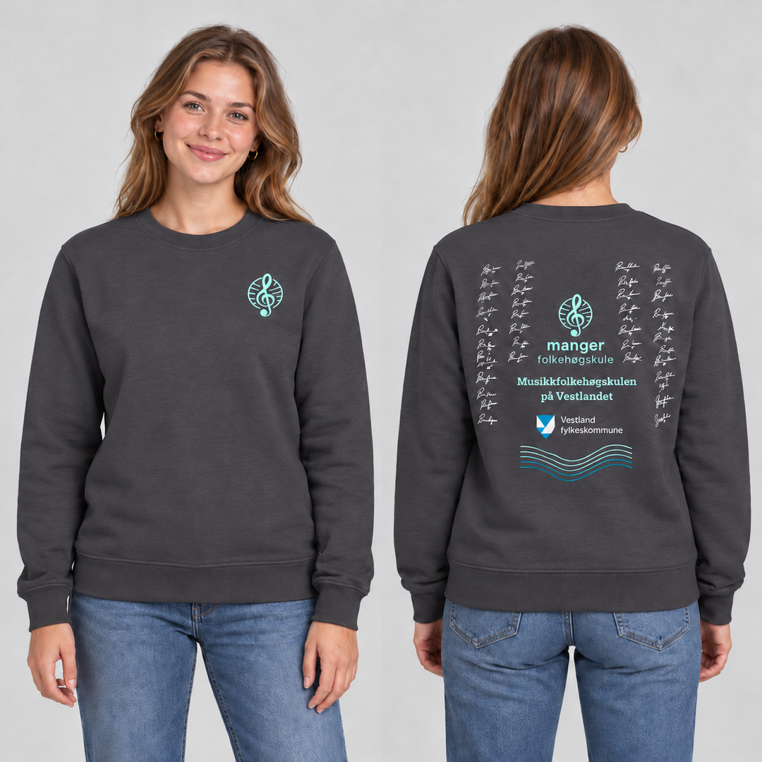 Miami Roundneck unisex – Metallgrå – Manger Folkehøgskule, foran og bak på modell. KI-illustrasjon basert på produktfoto; eksempelsignaturer.