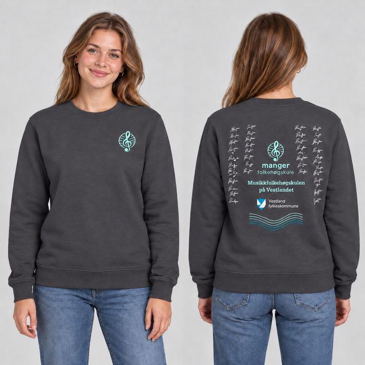 Miami Roundneck unisex – Metallgrå – Manger Folkehøgskule, foran og bak på modell. KI-illustrasjon basert på produktfoto; eksempelsignaturer.