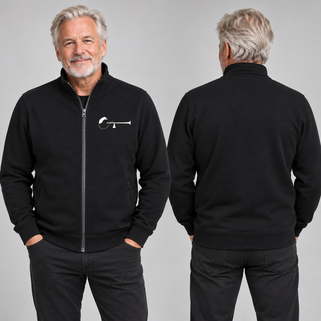 SiB Classic cardigan i sort på godt voksen mann, hvit brystlogo og rygg uten trykk. KI-illustrasjon.