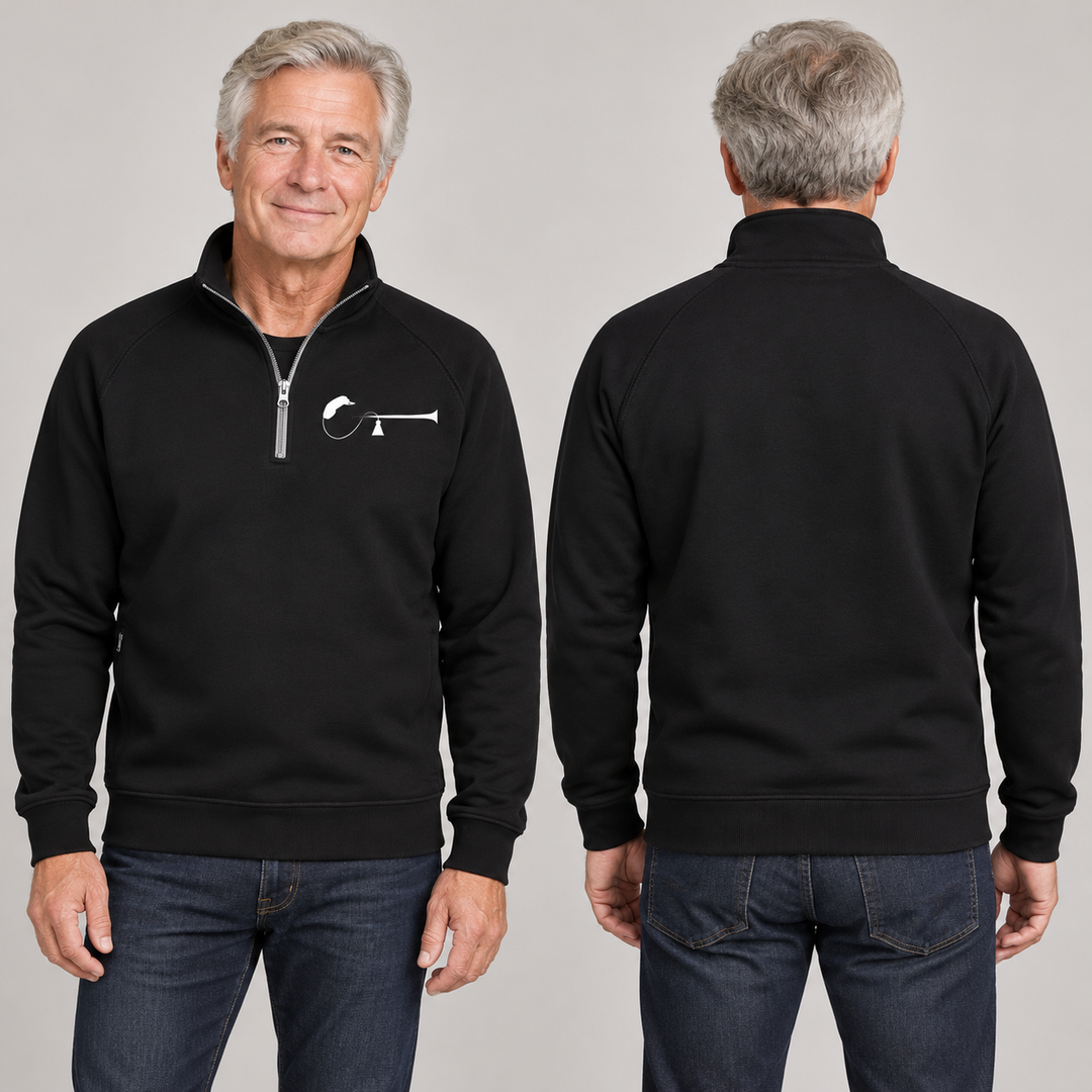 Half Zip genser Classic Unisex – Studentersangforeningen i Bergen, sort på voksen mann med hvit logo kun på venstre bryst og rygg uten trykk. KI-illustrasjon.