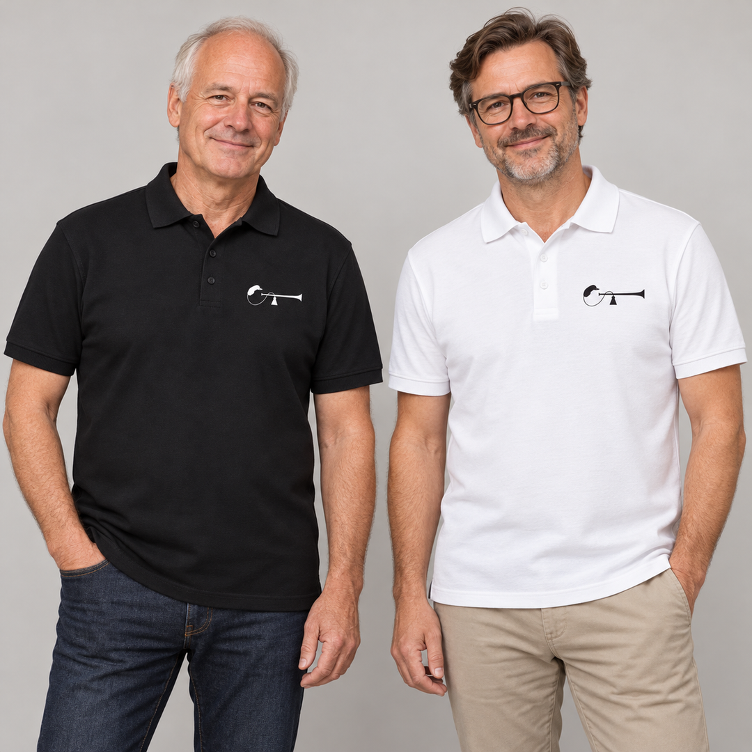 SiB piqué i sort og hvitt med riktig logofarge kun på venstre bryst, på voksne mannlige modeller. KI-illustrasjon.