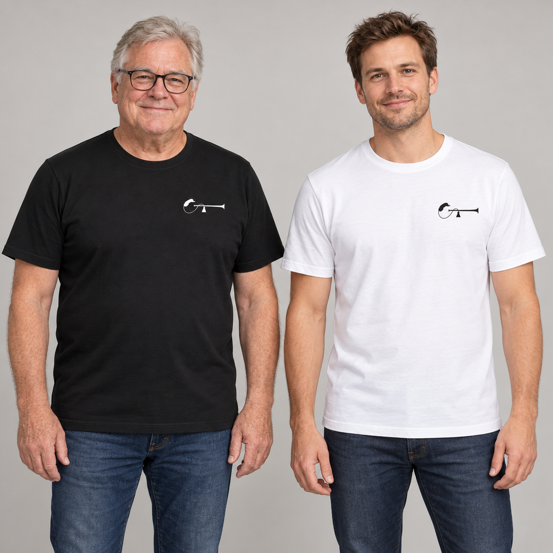Sort og hvit SiB T-skjorte på mann 62 år og mann 32 år, med logo kun på venstre bryst. KI-illustrasjon.