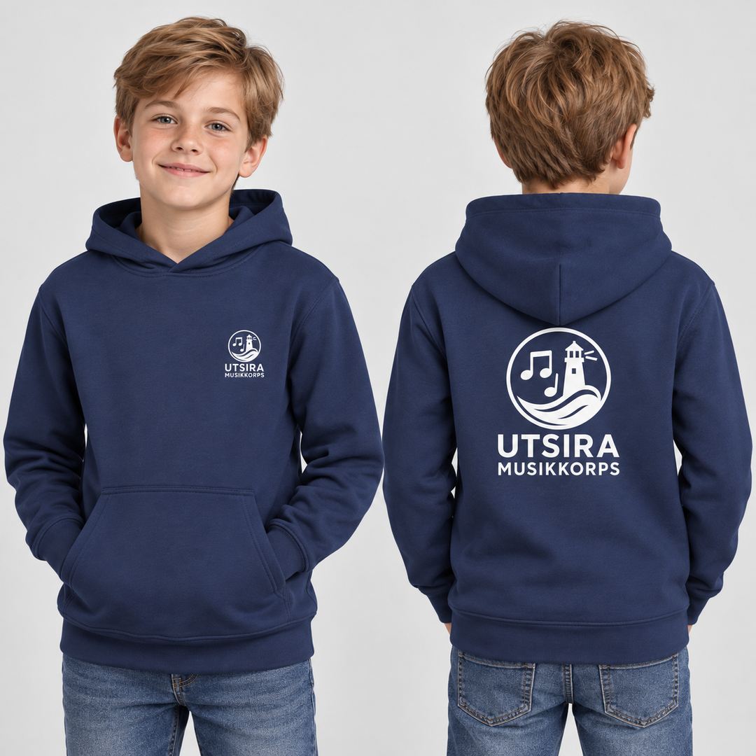 KI-generert modellillustrasjon – Hettegenser Basic Junior i marineblå med Utsira Musikkorps-logo